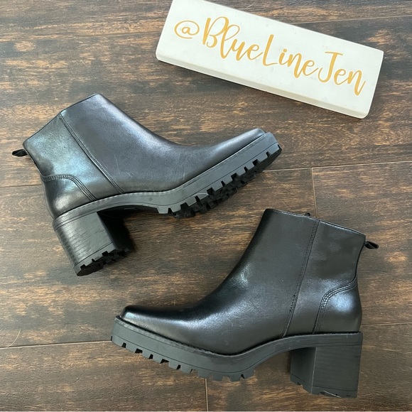 Andre Assous Milla Lug Sole Bootie NWOT - Picture 1 of 7